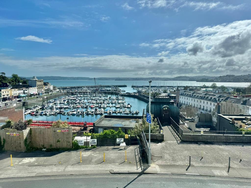 Lot: 89 - SUBSTANTIAL RESIDENTIAL DEVELOPMENT WITH OUTSTANDING VIEWS PLANNING FOR TWELVE APARTMENTS - A view of the Torquay harbour from the window of the second floor of 50 The Terrace